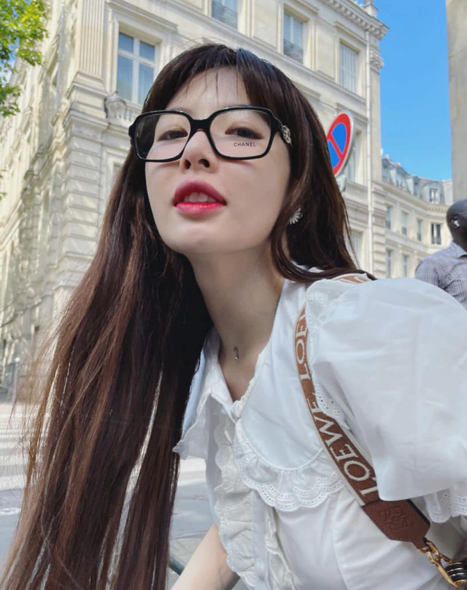  여자 연예인 패션 안경으로 얼굴 작게 보이게 하는 뿔테 코디 추천