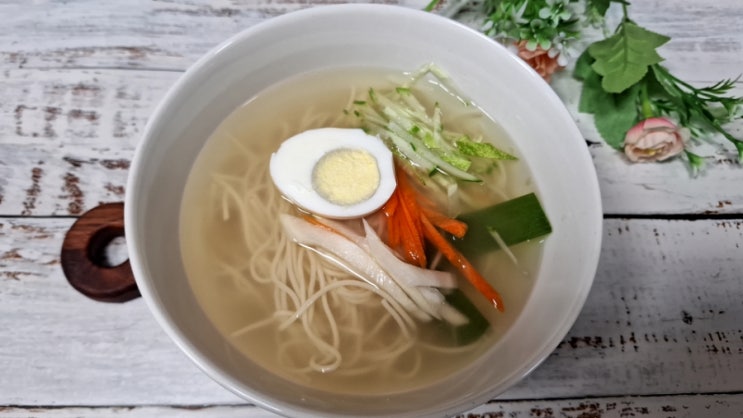  두리반 국내산 동치미 김치 이용해 여름철 시원하게 국수 완성
