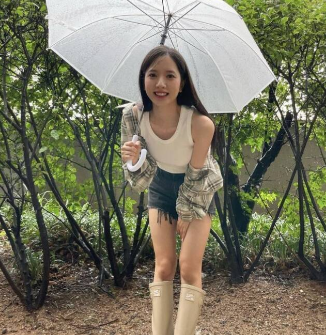  연예인 여름 장마 시즌과 데일리 패션에 자주 보이는 레인 부츠 코디