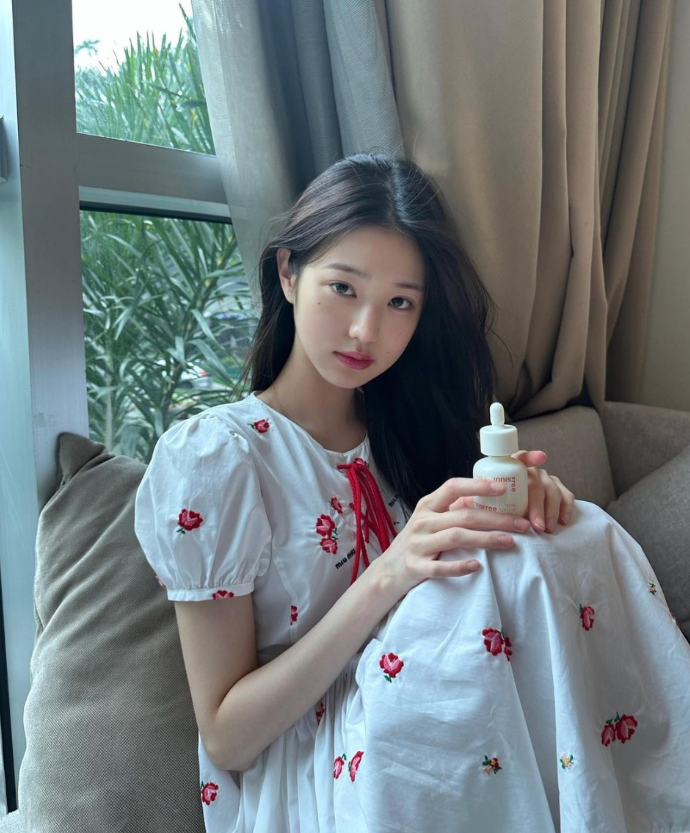  명품 브랜드 미우미우의 화이트 꽃무늬 원피스를 코디한 장원영의 여름 패션