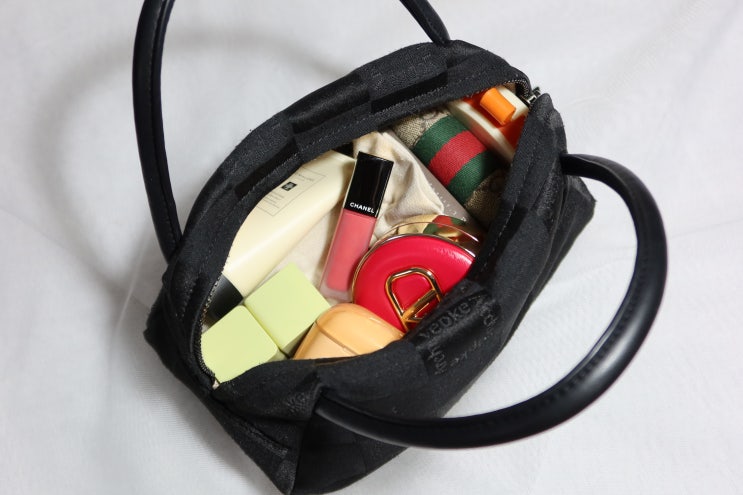  왓츠인마이백 What's in my bag! 뷰티 패션 블로거의 가방 속 구경하기
