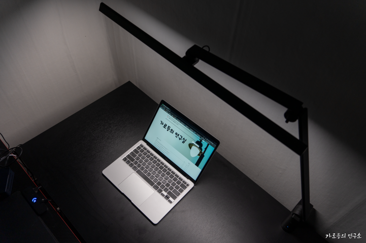 넓은 책상과 모니터도 문제없는 위비트 슬림 와이드 LED 스탠드 하이뷰 리뷰