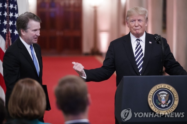 바이든 "중대한 진보 후퇴시켜"…트럼프 "능력기반 제도로 복귀" 바이든 "중대한 진보 후퇴시켜"…트럼프 "능력기반 제도로 복귀"