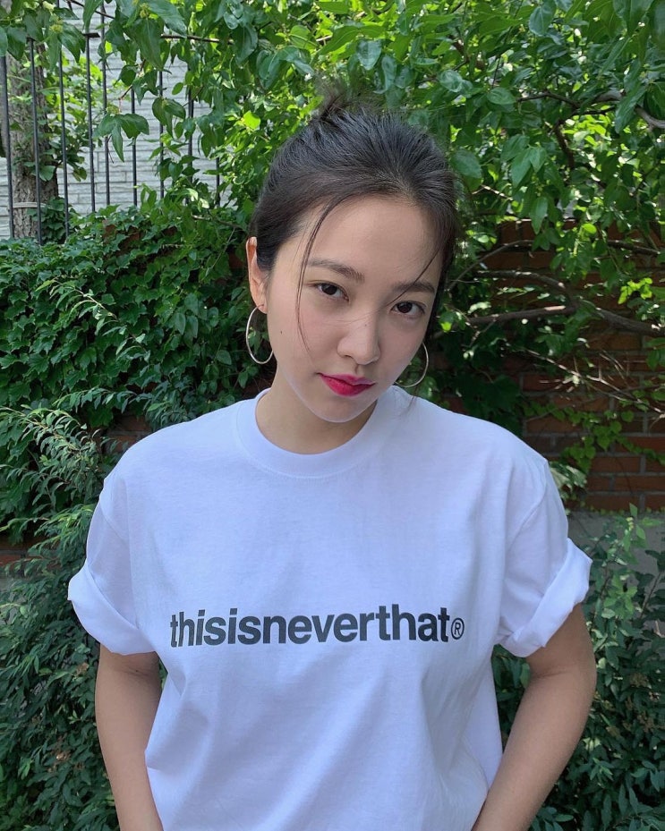  레드벨벳 예리의 여자 반팔티 브랜드 디스이즈네버댓 코디 알아보기
