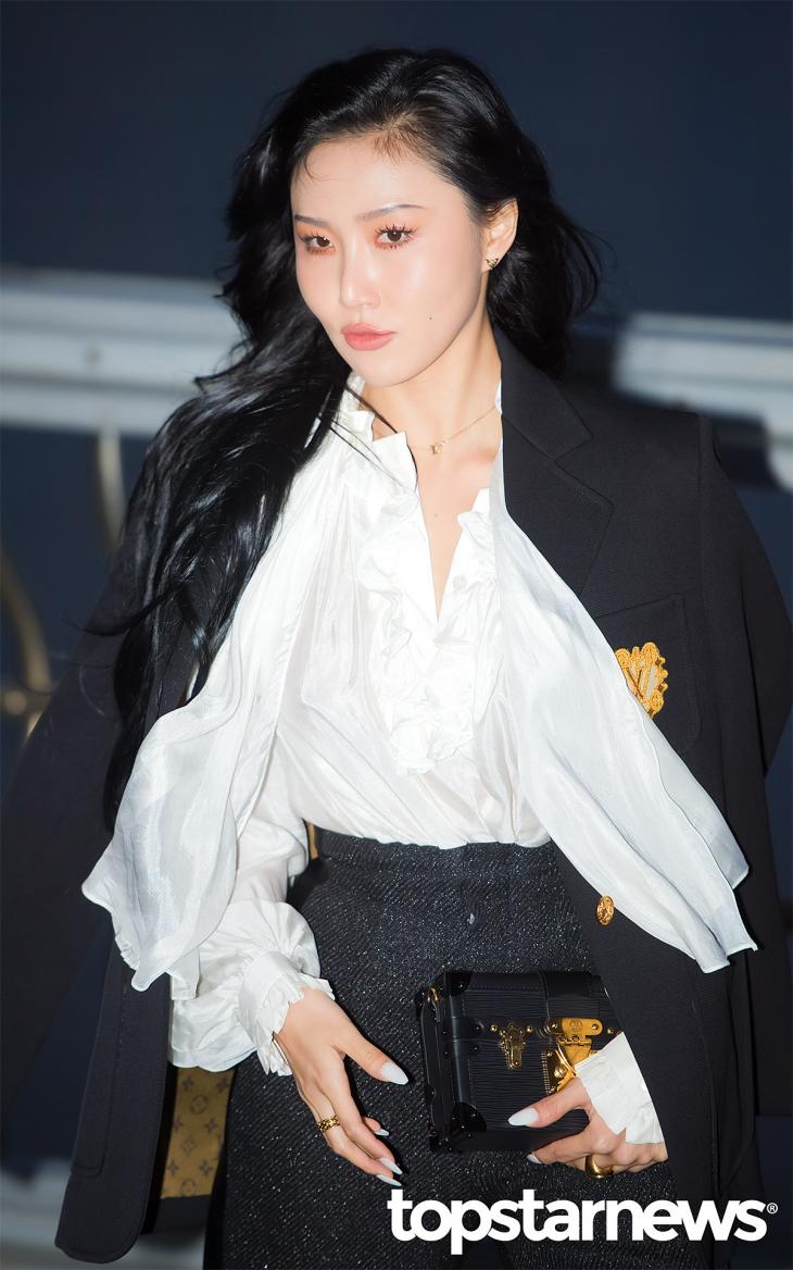 "순박한 남자가 좋아" '12세 연상' 화사, 열애설 터지자 과거 말말말 재조명 "순박한 남자가 좋아" '12세 연상' 화사, 열애설 터지자 과거 말말말 재조명