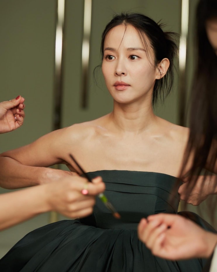 조여정, 시선을 뗄 수 없는 치명적인 튜브톱...한복 드레스 자태 조여정, 시선을 뗄 수 없는 치명적인 튜브톱...한복 드레스 자태