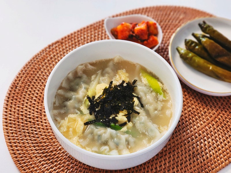 사골 만둣국 끓이는법 계란 만두국 끓이는법 비비고 사골곰탕 만두국만들기 초간단한 한그....