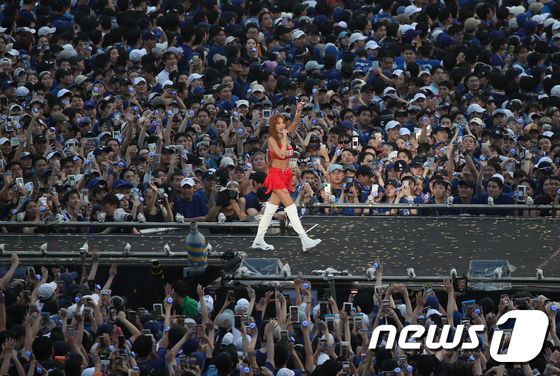 가수 제시, '흠뻑쇼' 휩쓴 파격 노출...과감히 드러낸 볼륨 몸매 가수 제시, '흠뻑쇼' 휩쓴 파격 노출...과감히 드러낸 볼륨 몸매