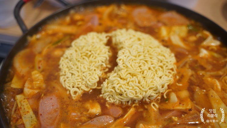 인천 검단신도시 버터밥과 치즈가 있는 김뚜껑부대찌개 인천 검단신도시 버터밥과 치즈가 있는 김뚜껑부대찌개
