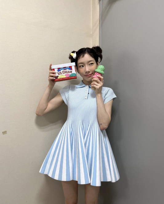  여름의 데이트룩은 태연의 스트라이프 반팔 니트 미니 원피스 코디처럼 해보는건 어때?