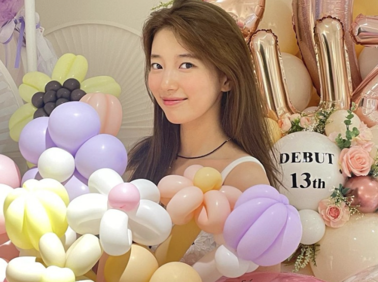  수지의 사복으로 여름 민소매 끈 나시 타입의 꽃무늬 화이트 원피스 추천