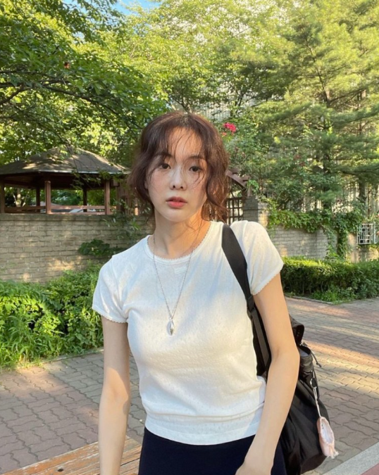  20대 여자 대학생 여름 백팩으로 인기 만점인 금새록의 여대생 가방 아크테릭스 헬리아드 추천
