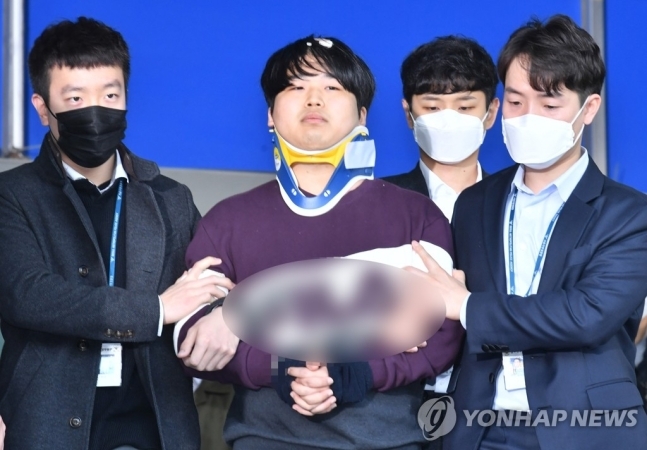 헌재는 왜 ‘아동 성착취물 소지자’의 공무원 임용을 허락했나? [법원 앞 카페]