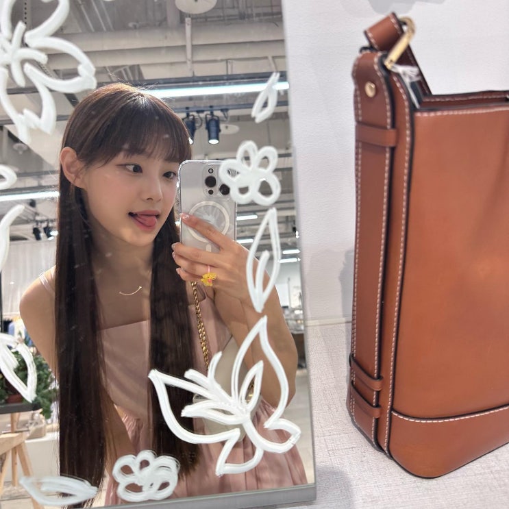 너무 귀여운거 아니츄?? 츄 CHUU 셀린느 가방 트리옹프 체인 숄더백 & 티파니앤코 목걸이 How Much? 너무 귀여운거 아니츄?? 츄 CHUU 셀린느 가방 트리옹프 체인 숄더백 & 티파니앤코 목걸이 How Much?