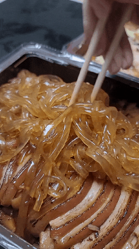  마왕족발은 열무국수와 라온아토 술렁술잔에 담긴 새로 소주를 마시는 것