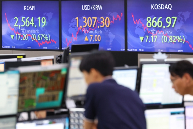 ‘스쳐도 안타’ 상반기 공모주 수익률 43%…넷 중 셋은 올랐다 ‘스쳐도 안타’ 상반기 공모주 수익률 43%…넷 중 셋은 올랐다
