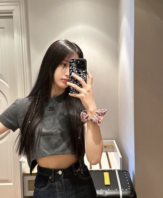  연예인 여름 패션에서 인기인 크롭티 가운데서 꾸레쥬 크롭탑 추천