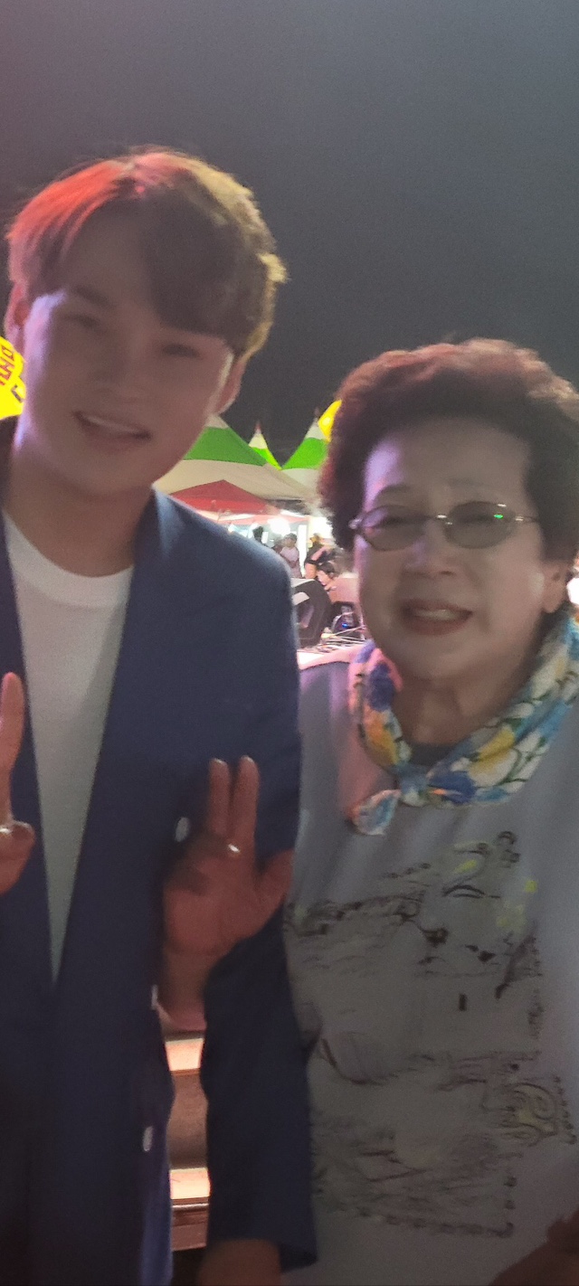  #박서진#서신애여사#울산#진하해수욕장 불의의 사고로 인하여 행사가 취소되어 서신애여사님이 우울모드입니다 부산직업소개소종합인력사무소010-5270-3485