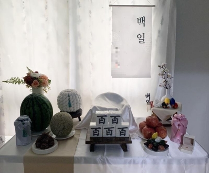 100만원 받은 기분”… 경비실에 백일떡 나누자 돌아온 ‘흰 봉투’ 100만원 받은 기분”… 경비실에 백일떡 나누자 돌아온 ‘흰 봉투’
