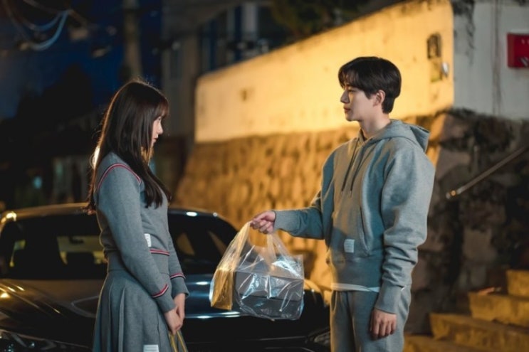  킹더랜드 톰브라운 트레이닝복 가격