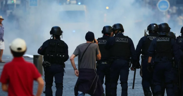 시위가 5일째 프랑스를 뒤흔들고 있는 가운데 수백 명이 체포되고 시장의 집이 공격을 받았습니다