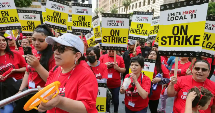 LA 지역의 수천 명의 호텔 직원들이 더 나은 임금과 혜택을 위해 파업을 시작합니다