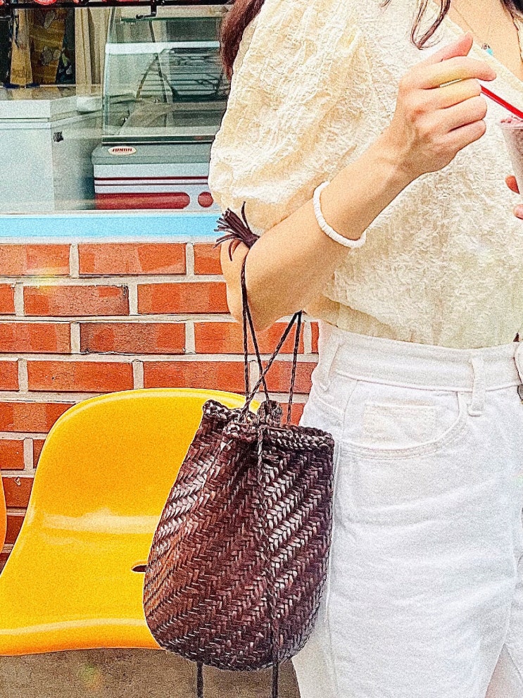  여름 가방 드래곤 디퓨전 폼폼 더블 점프 버킷 8838 Dark Brown(다크브라운) 여자 숄더백 / 크로스바디백 추천