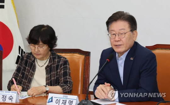 이재명 “더러운 <b>평화</b>라도 이기는 전쟁보다 낫다”에 <b>신원식</b>... 