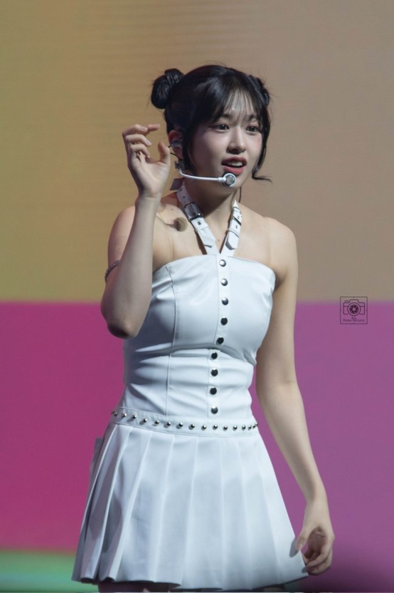 [안유진] "시럽은 신중하게"…<b>아이브 안유진</b>, <b>뿔테</b> 안경... 