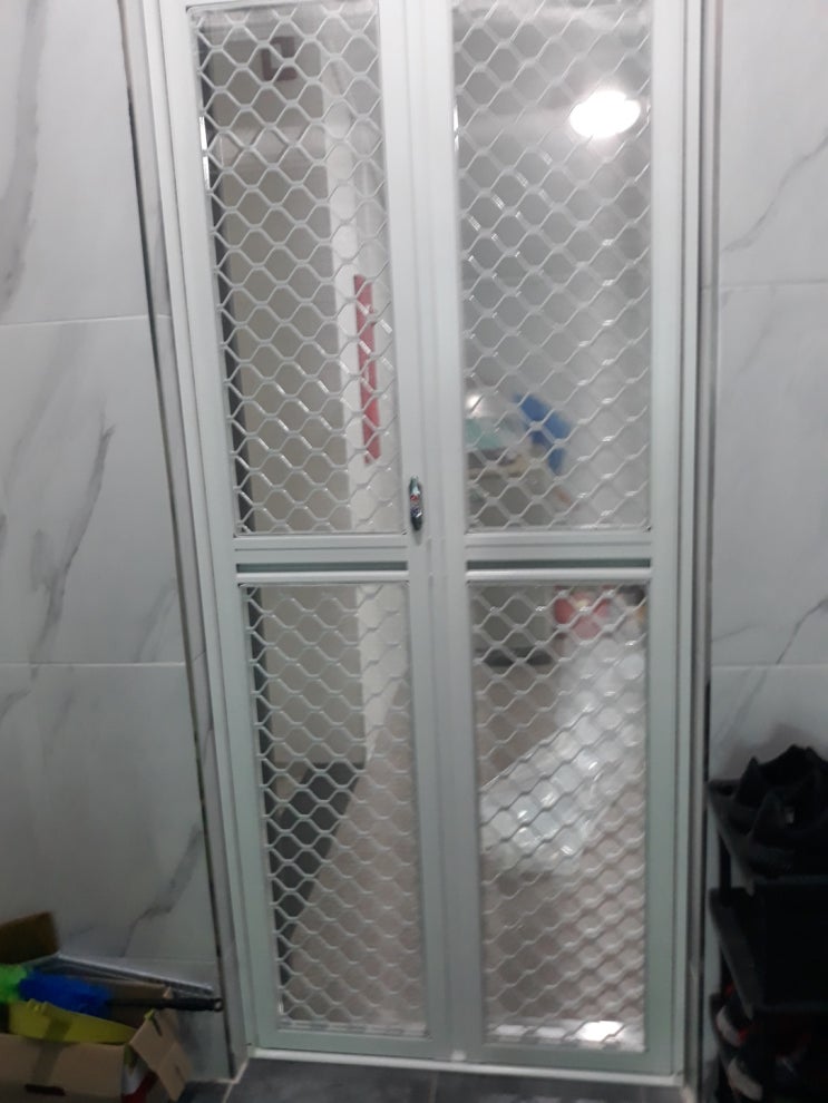  익산방충망 익산시 모현동 배산빌 3층 벌집방범용 현관 방충망 설치