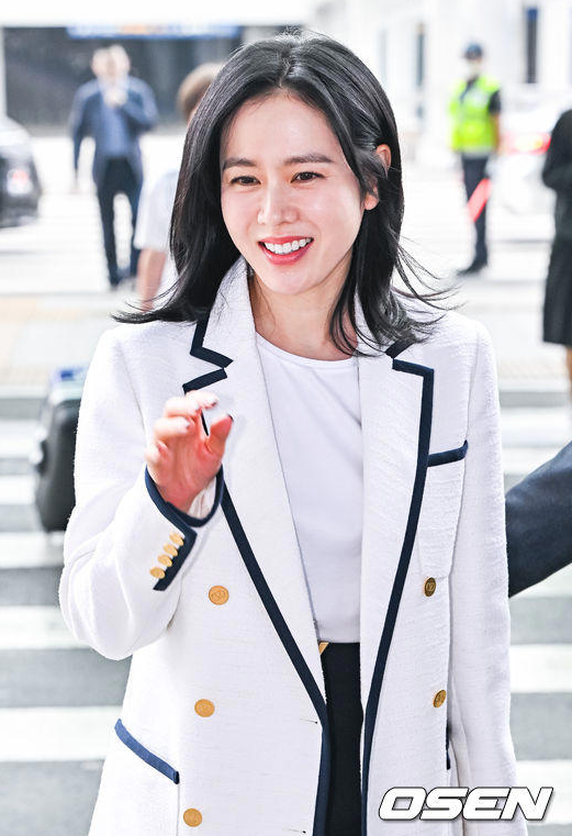 <b>손예진</b> 공항패션 발렌티노 착장정보 (자켓, 쇼츠, 토트백, 슈즈)