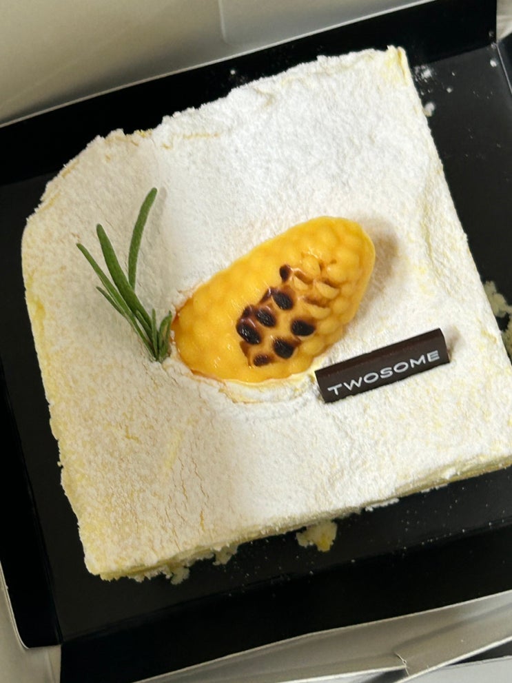  투썸 옥수수크림치즈 조각케이크 생일쿠폰으로 먹기