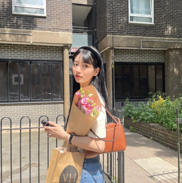  수지 사복 패션에서 여름 여행룩으로 함께한 베이지 린넨 반팔 자켓 스타일 추천