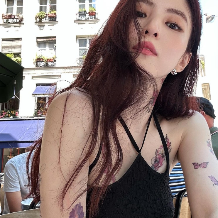 "열애설 사실 아냐" 한소희, 목과 쇄골에 나비 꽃타투 가득...매혹적인 자태 "열애설 사실 아냐" 한소희, 목과 쇄골에 나비 꽃타투 가득...매혹적인 자태