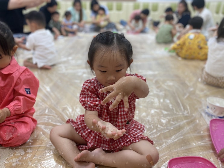  31개월 문화센터 제니오 스토리 ‘ 어떤느낌일까?’ - 우무 촉감놀이