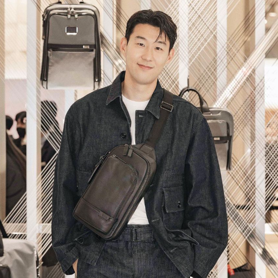 70만원대 손흥민 슬링백 30대 남자 가방 브랜드 어디꺼?