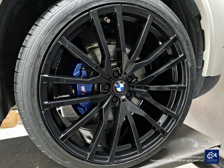 BMW G05 X5 30d 휠수리 후 블랙유광 휠도색 + 블루 캘리퍼 도색