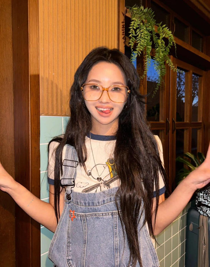  여자 연예인 여름 패션에서 90년대 복고 스타일의 오버롤 멜빵 데님 바지 코디