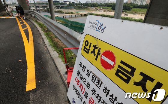 "차 보험 손해율 지켜라"…보험사들, 침수 예방 앞장 "차 보험 손해율 지켜라"…보험사들, 침수 예방 앞장