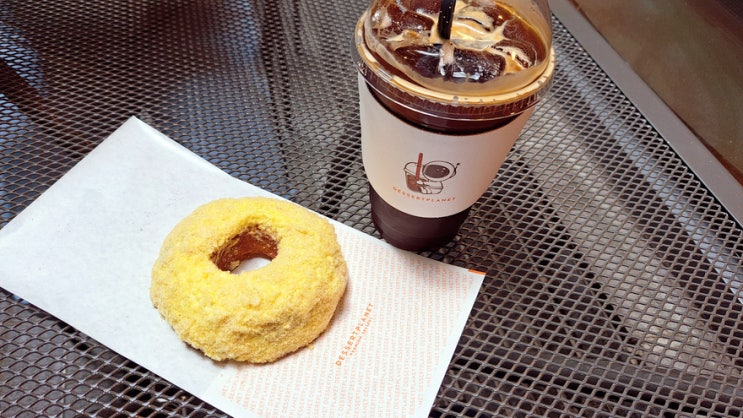 모든 도넛에는 생크림이 들어있다 DESSERT PLANET 커피도 맛있음
