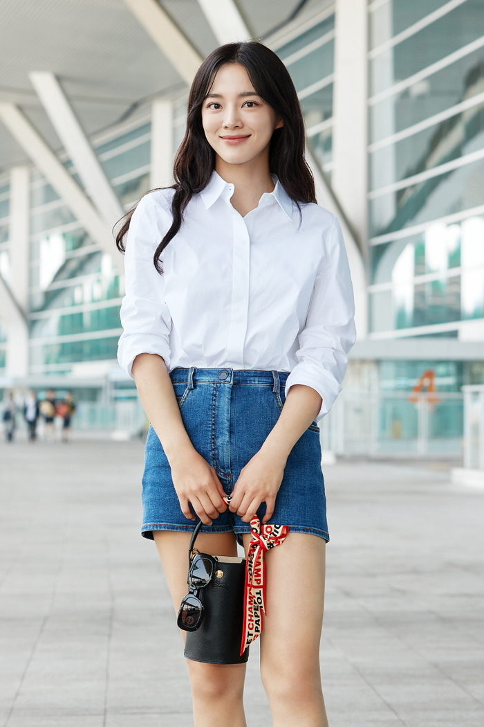 김세정, 쇼츠의 계절...파리 출국길 셔츠와 함께한 핫 섬머룩 김세정, 쇼츠의 계절...파리 출국길 셔츠와 함께한 핫 섬머룩