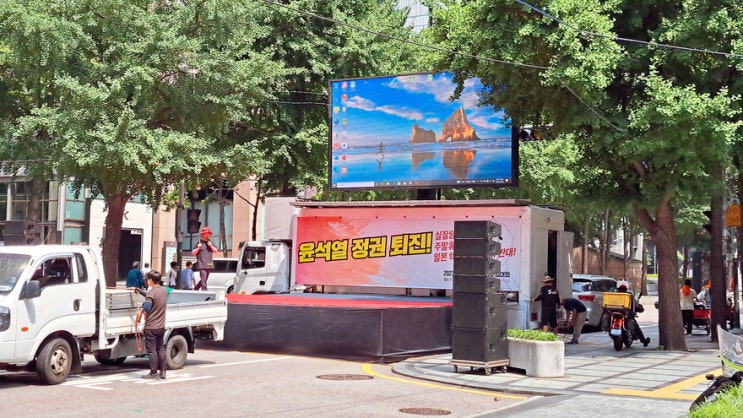 실시간 무교동 무교로 음식문화의 거리 집회 시위 현황 분위기가 심상치 않어 실시간 무교동 무교로 음식문화의 거리 집회 시위 현황 분위기가 심상치 않어