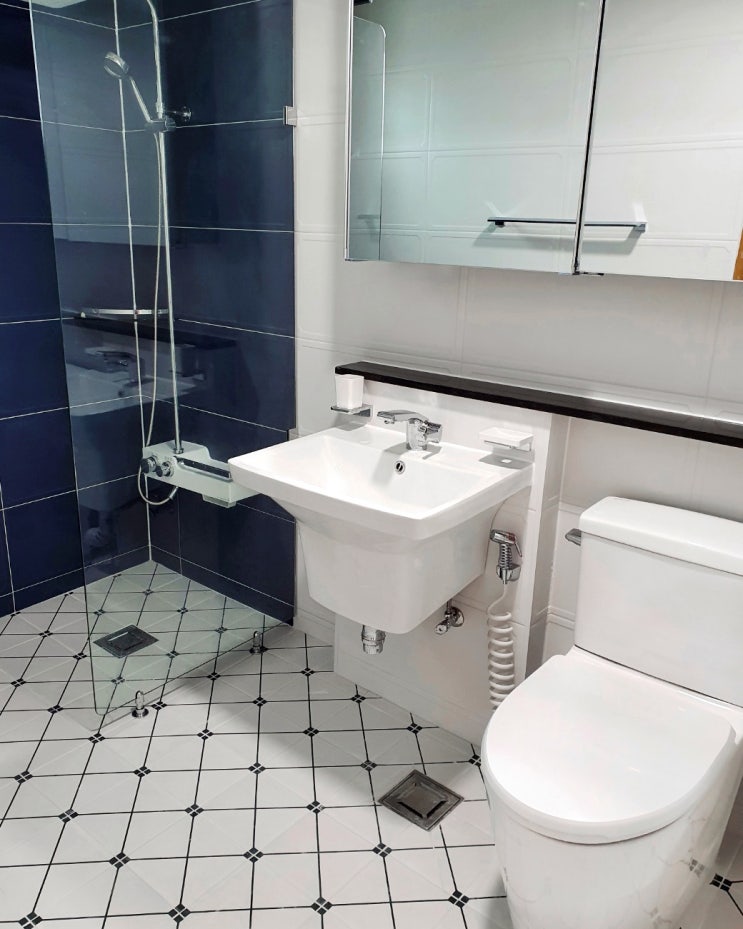 패턴타일과 블루로 심플하게 꾸민 욕실·화장실 리모델링 인테리어 사례