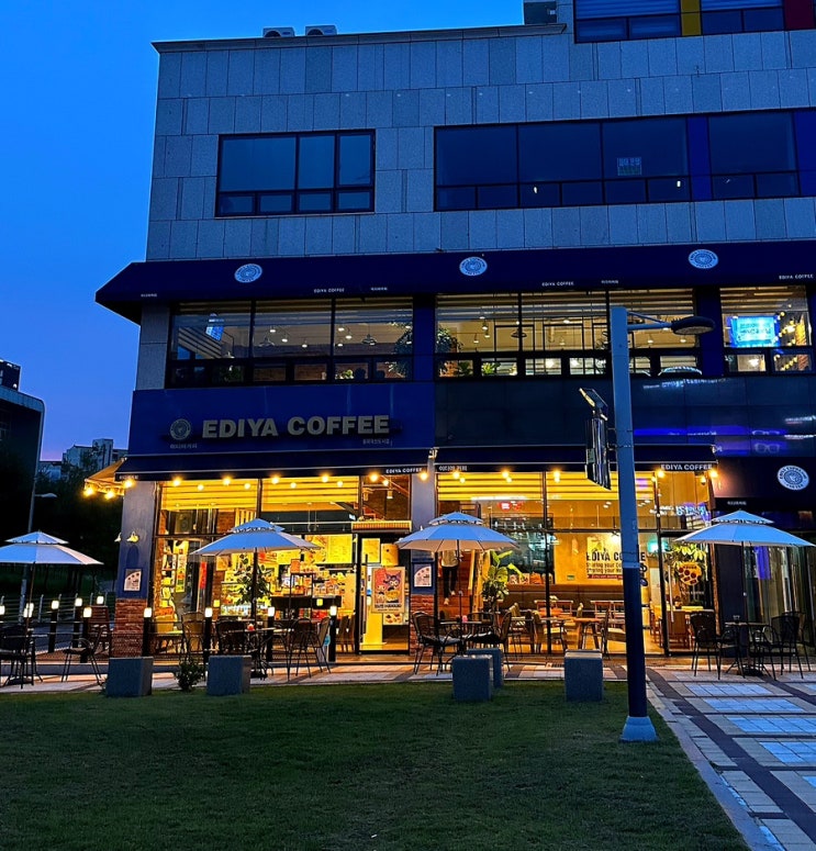  저녁 야외 테라스가 예쁜 이디야 충북혁신도시점:)