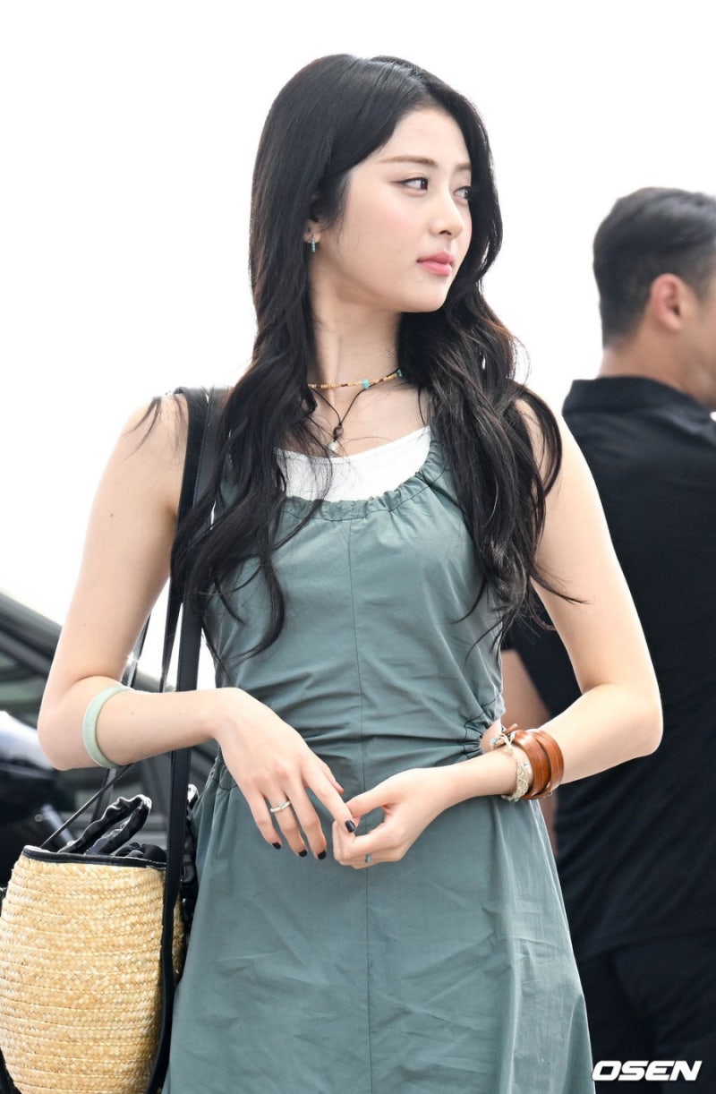 LE SSERAFIM's Huh Yunjin: A Collection of Airport Fashion Photos from 230707