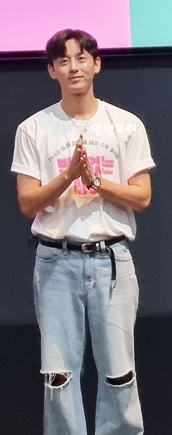  영화 [빈틈없는 사이] 무대인사 이지훈 보러 왔다~! 직찍!ㅎ