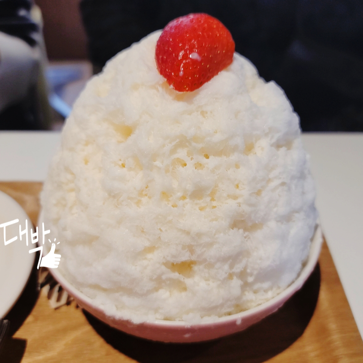 합정 / 홍대 피오니 딸기생크림 케이크 · 딸기빙수 맛집