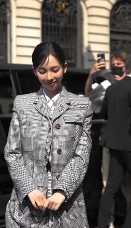  파리 톰브라운 패션쇼에서 자켓과 플리츠 스커트로 여자 셋업 스타일을 선보인 에스파 카리나
