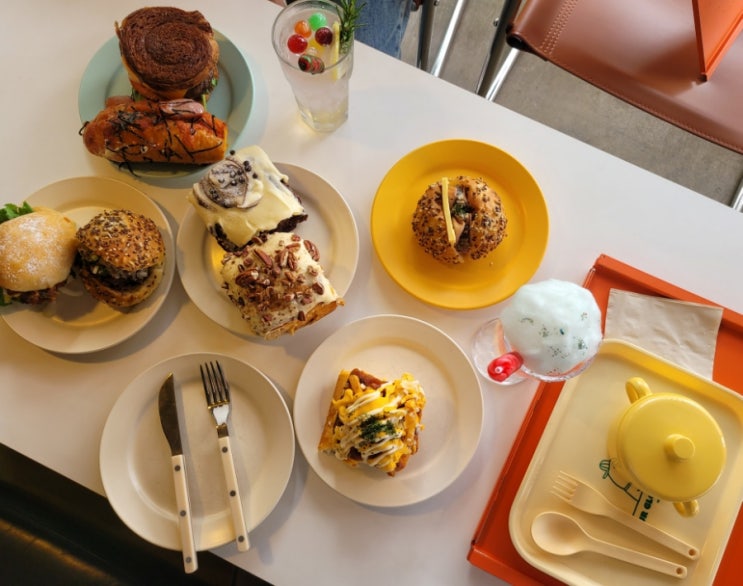  신용산역 브런치카페 [서울앵무새] 용리단길 대형 베이커리 맛집 핫플 후기
