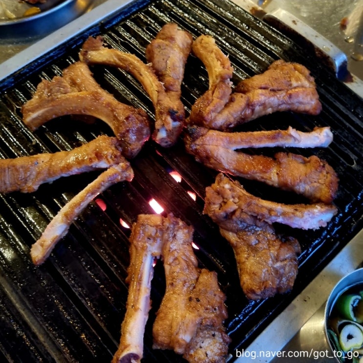  연탄구이 맛집 상무지구 숙성등갈비 맛집" 국제 연탄"